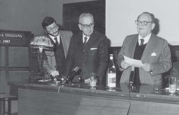 19 Roma 1988, Istituto dell'Enciclopedia Italiana Treccani, il Presidente Giuseppe Alessi presenta l'Antologica di Guadagnuolo.jpg